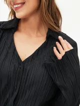 Camisa de vestir color borgoña con textura plisada, cuello camisero y cierre frontal con botones.