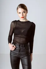 Top de tul con estampado abstracto en tonos marrones y grises, de mangas largas y cuello redondo.