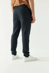 Pantalón de jogging gris con puños y logo estampado.