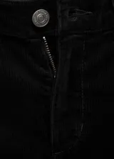 Pantalón de pana negro, de corte boot cropped y tiro alto.