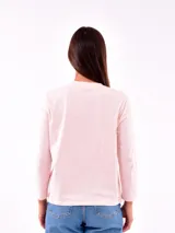 Remera blanca de manga larga con cuello redondo y estampado frontal con la frase "All my love darling" en color celeste.