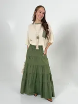 Falda larga de corte campesino color beige, confeccionada en 100% algodón.