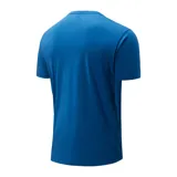 Remera azul de manga corta, cuello redondo y bolsillo en el pecho con logo de New Balance.