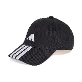 Gorra Adidas negra con logo de la marca bordado en blanco en el frente y tres tiras blancas en la visera.