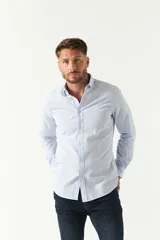 Camisa de hombre a rayas verticales azules y blancas, corte slim fit, con logo bordado en el pecho.