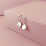 Aros colgantes de plata 925 con dije circular de nácar.
