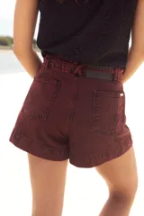 Short de denim color azul, suelto y cómodo, ideal para diversas ocasiones.