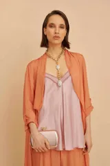 Kimono largo color salmón confeccionado en seda, con mangas 3/4 regulables con solapa.