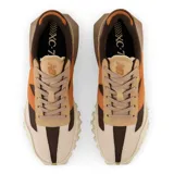 Championes New Balance unisex modelo XC-72, con capellada de gamuza color beige, detalles en marrón y naranja, y suela texturizada color crema.