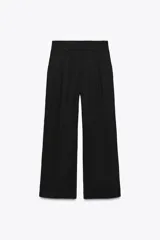 Pantalón negro de tiro alto con bolsillos delanteros, pinzas y corte ancho.