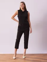 Pantalón capri color beige, marca Zac & Rachel, confeccionado en gabardina elastizada. Presenta pretina con botón, cierre y hebilla metálica, bolsillos inclinados en la parte delantera y corte ajustado.