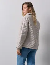 Campera beige capitoneada marca Weatherproof, con cierre central, bolsillos delanteros y forro interno.