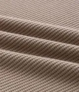 Musculosa de hombre color beige, de corte regular, confeccionada en tejido flamê texturizado.