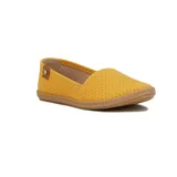 Zapatilla casual color amarillo con perforaciones, sin cordones.