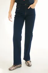 Pantalón de jean negro de corte recto con costuras en color ocre.