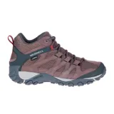 Botín de trekking color marrón con detalles en gris y rojo. Capellada de gamuza y malla, forro textil, suela de goma con tecnología M Select Grip, membrana impermeable Gore-Tex y tecnología Air Cushion.