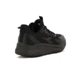Championes deportivos Diadora modelo Delta, completamente negros, con capellada de malla transpirable y logo de la marca en el lateral. Presentan una suela gruesa y robusta.