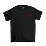 Remera negra de algodón con estampado pequeño en el frente con texto en japonés y el logo de la marca Emexem.