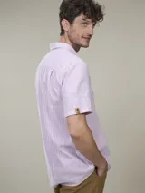 Camisa de manga corta a rayas verticales color lila y blanco, confeccionada en mezcla de lino y algodón.