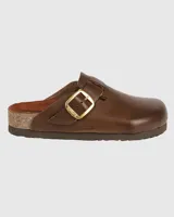 Zueco marrón de cuero con hebilla dorada ajustable.