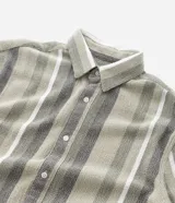 Camisa de manga corta para hombre marca Marfinno, confeccionada en tejido texturizado de mezcla de algodón y poliéster. Presenta un diseño de rayas verticales en tonos beige, gris y bordó, con cuello tradicional y cierre frontal mediante botones.