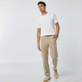 Remera blanca de punto jacquard con cuello redondo y mangas cortas.