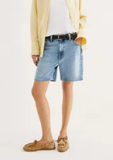 Bermuda de jean azul claro, tiro medio, corte recto y holgado, con largo por encima de la rodilla.