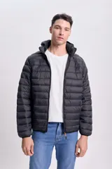 Campera capitoneada color gris oscuro con capucha.