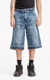 Bermuda de denim larga con calce oversize, desgaste y ruedo desflecado.