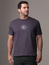 Remera gris con cuello redondo y mangas cortas. Estampado frontal con diseño gráfico que imita un sello de la ciudad de Nueva York.
