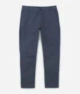 Pantalón de vestir marrón, de corte skinny, con bolsillos laterales y traseros. Se ajusta a la cintura con cinturón de cuero marrón.