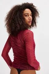 Top blanco con diseño de transparencias y detalles de bolitas, ideal para combinar.