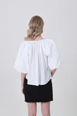 Blusa blanca de algodón con escote en V y frunces en el cuello, mangas abullonadas cortas y calce holgado.