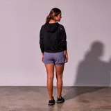Hoodie deportivo negro con capucha y cordones ajustables, confeccionado en tejido de red con sutil estampado camuflado.