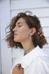 Aros colgantes de bronce con forma irregular.