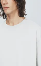 Remera gris de algodón, manga corta, cuello redondo y corte boxy fit.