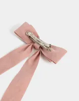 Hebilla francesa con moño de terciopelo color rosa claro.