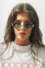 Lentes de sol ovalados con marco metálico plateado y lentes grises.