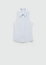 Camisa sin mangas de rayas azul claro y blanca, con cuello clásico y botones frontales.