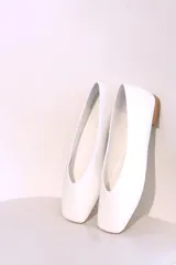 Ballerinas plateadas de cuero con punta cuadrada y suela plana.