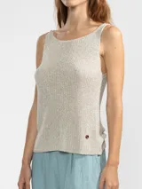 Musculosa tejida en hilo de lurex color dorado, con escote redondo y logo de Polonio en cobre.