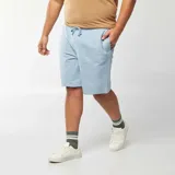 Bermudas deportivas de color celeste, corte recto y largo hasta la rodilla.