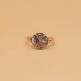 Anillo de plata 925 con detalles en oro 9k, con diseño de elementos de costura: tijeras, dedal, alfiletero y rosa.