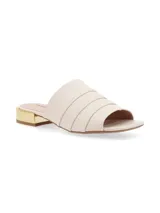 Sandalias rojas con taco cuadrado dorado.