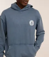 Hoodie azul con efecto lavado, confeccionado en algodón con felpa. Tiene capucha con cordón ajustable, bolsillo canguro y puños y ruedo acanalados. Estampa circular con lettering en el pecho y lettering en la espalda.