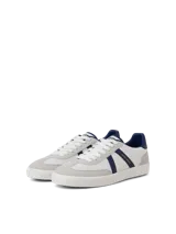 Zapatillas urbanas Jack & Jones modelo Mambo, color blanco con detalles en gris y azul marino. Confeccionadas en lona y malla, con cierre de cordones y suela de goma.