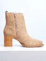 Bota corta color beige de gamuza, con puntera cuadrada y taco de madera.