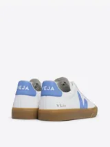 Zapatilla blanca con detalles en azul, confeccionada en canvas, de diseño clásico y suela de goma.