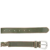 Cinturón de cuero trenzado en tonos verdes con tachas plateadas y hebilla metálica plateada.