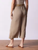Pantalón capri negro de gasa bambula marca Dictionary. Tiene pretina ancha, pretina trasera elastizada y bolsillos delanteros. El modelo es de pierna ancha e incluye cinturón.